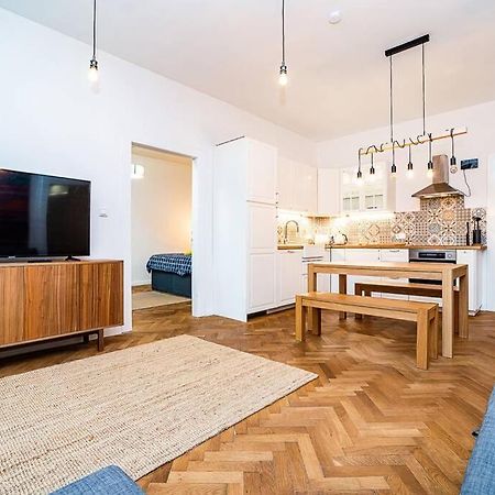 Elegant, Modern, 2-Bed Flat By Museum Of Prague Appartement Buitenkant foto