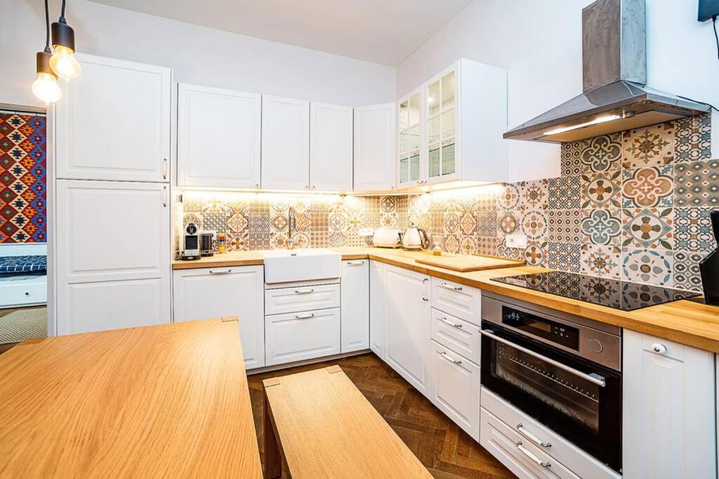 Elegant, Modern, 2-Bed Flat By Museum Of Prague Appartement Buitenkant foto